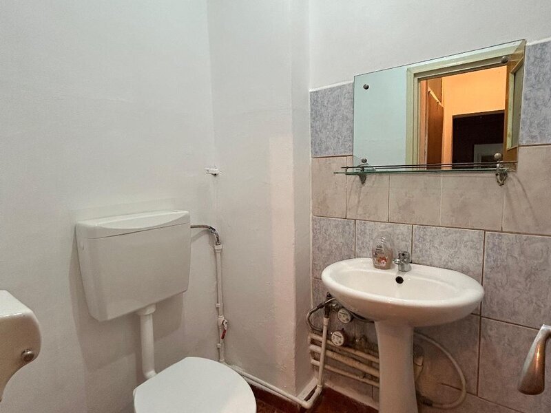 Piata Muncii / Cal Calarasi / 3 min Metrou /  bl 1995